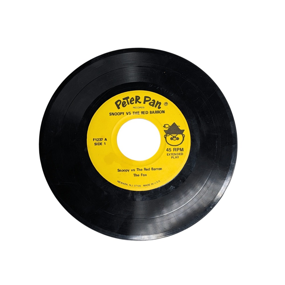 Peter Pan Records Snoopy vs The Red Barron The Fox 45 RPM Vinyl 7 Peanuts Vtg